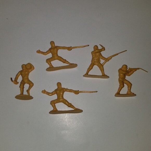 VTG 12 Plastic Pirate Figures Toy Lot Blue Red Yellow Swords Pretend Play - Picture 6 of 11